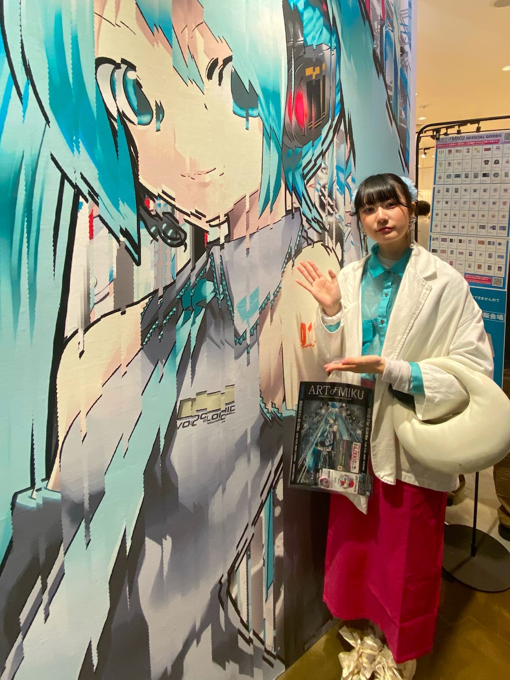 ホワイト系のジャケット/アウター、ブルー系のシャツ/ブラウス、ピンク系のデニムスカートを着用したレディースの冬コーディネートの4枚目の写真