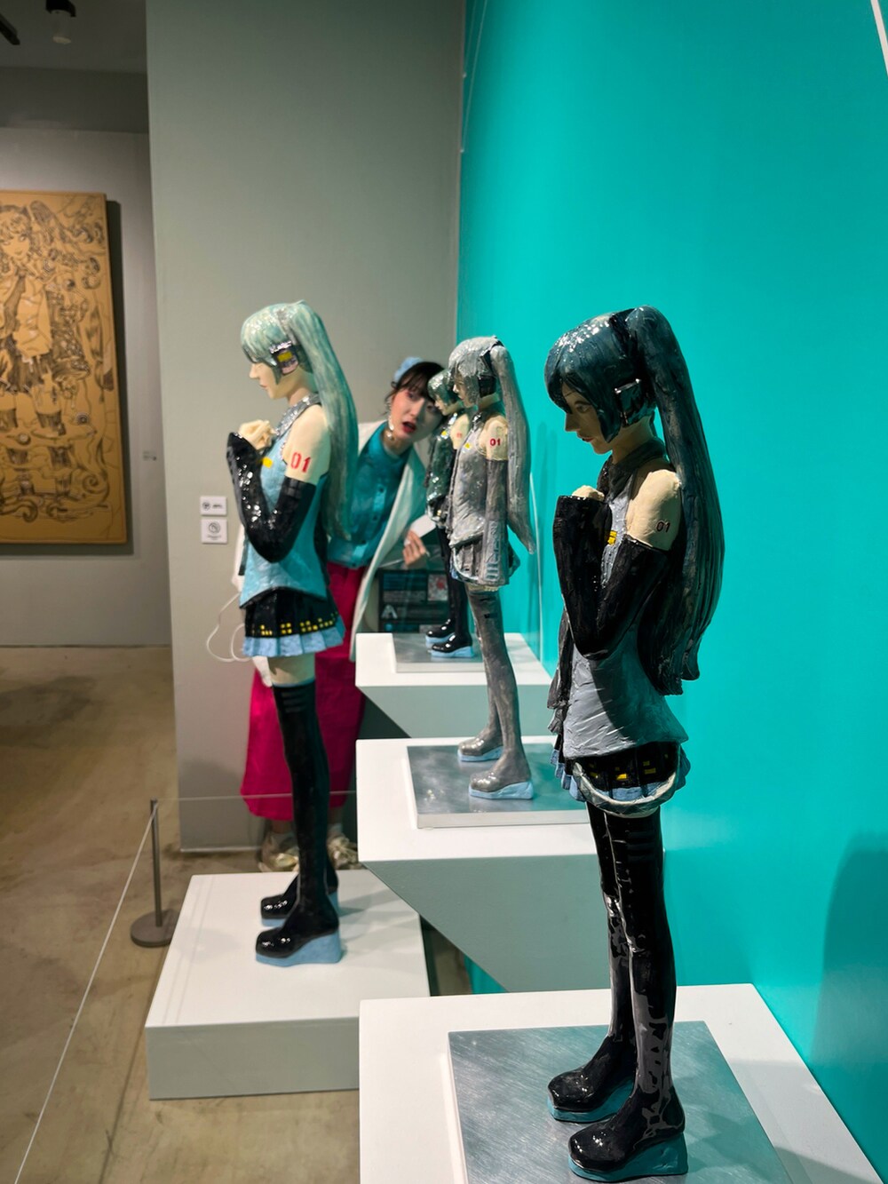 ホワイト系のジャケット/アウター、ブルー系のシャツ/ブラウス、ピンク系のデニムスカートを着用したレディースの冬コーディネートの2枚目の写真