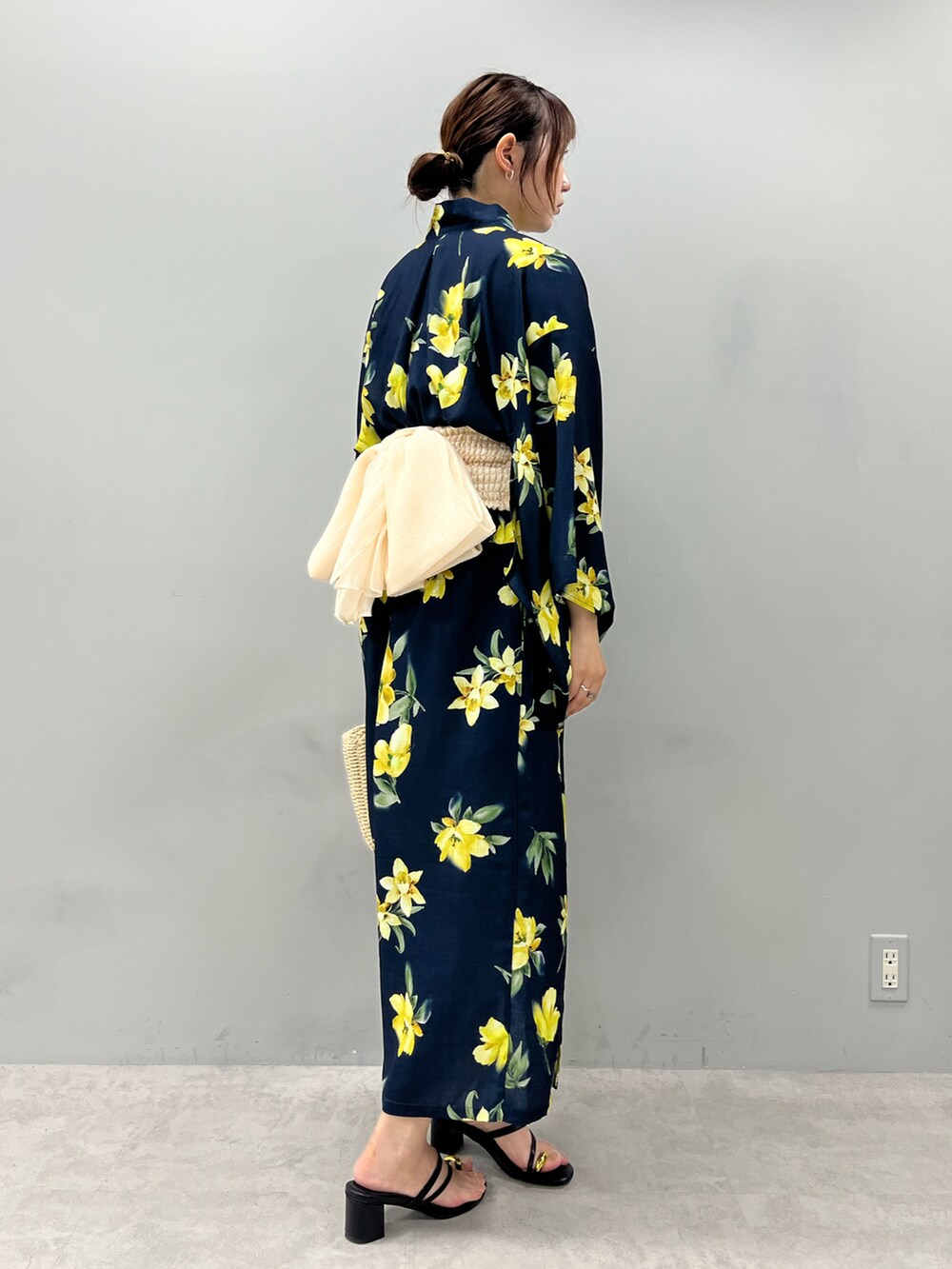 その他の浴衣、ホワイト系の和装小物を着用したレディースの夏コーディネートの2枚目の写真