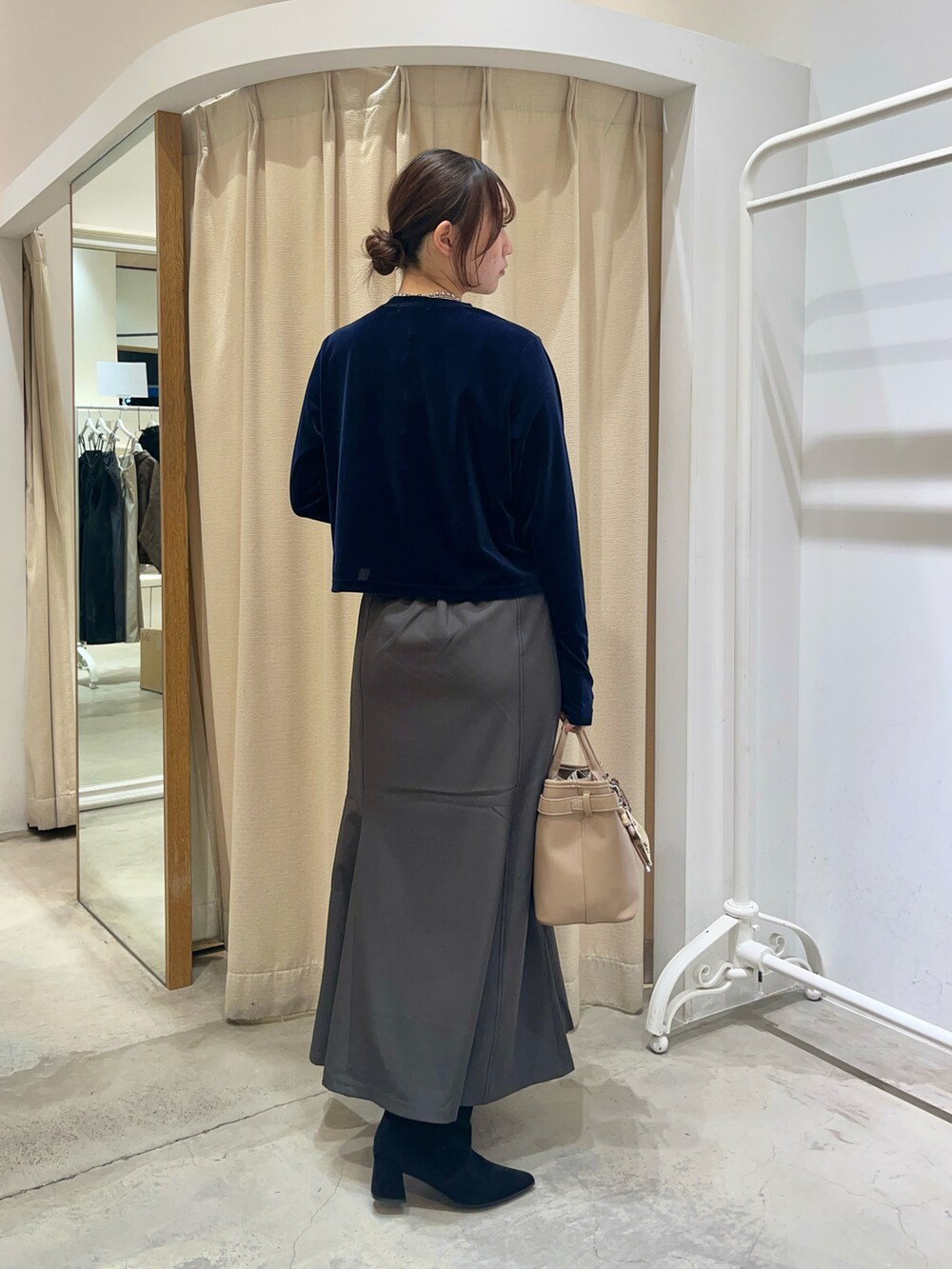 ブルー系のカーディガン/ボレロ、ベージュ系のショルダーバッグを着用したレディースの秋コーディネートの2枚目の写真