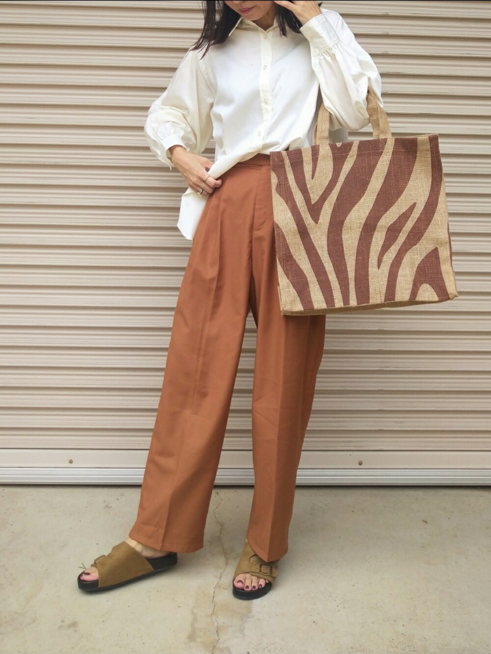 ホワイト系のシャツ/ブラウス、イエロー系のその他パンツ、ブラウン系のトートバッグを着用したレディースの秋コーディネートの2枚目の写真