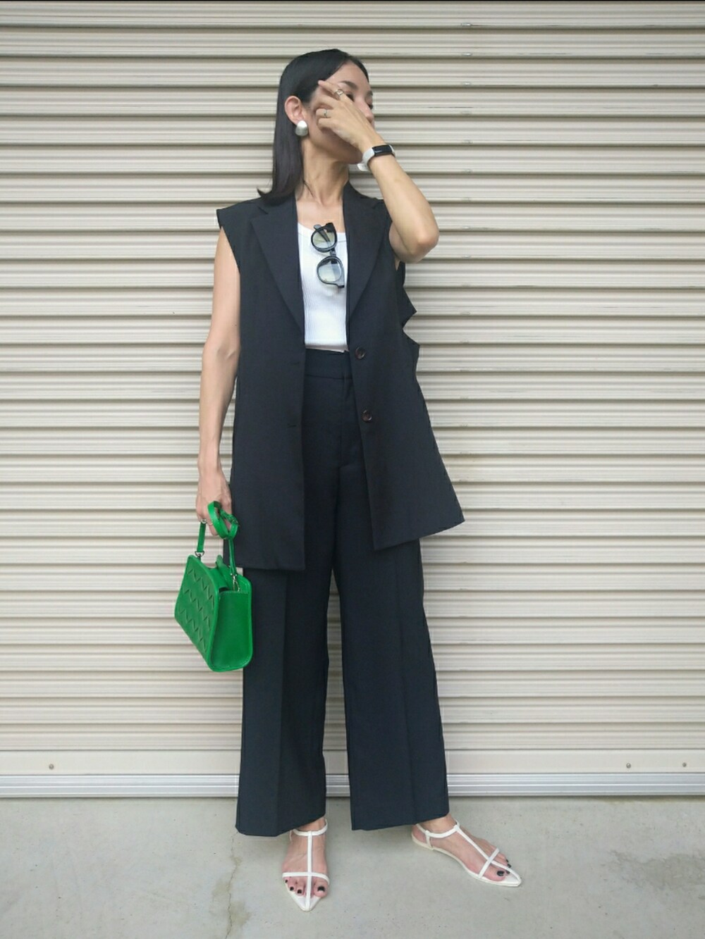 ブラック系のその他パンツ、グリーン系のショルダーバッグ、ベージュ系のサンダルを着用したレディースの夏コーディネートの2枚目の写真