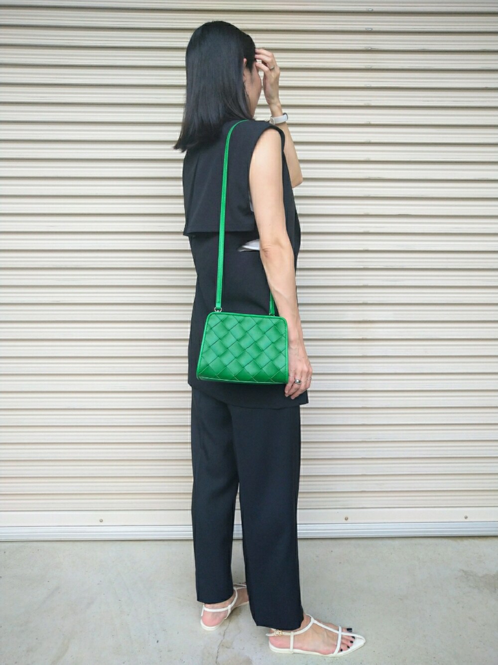 ブラック系のその他パンツ、グリーン系のショルダーバッグ、ベージュ系のサンダルを着用したレディースの夏コーディネートの3枚目の写真