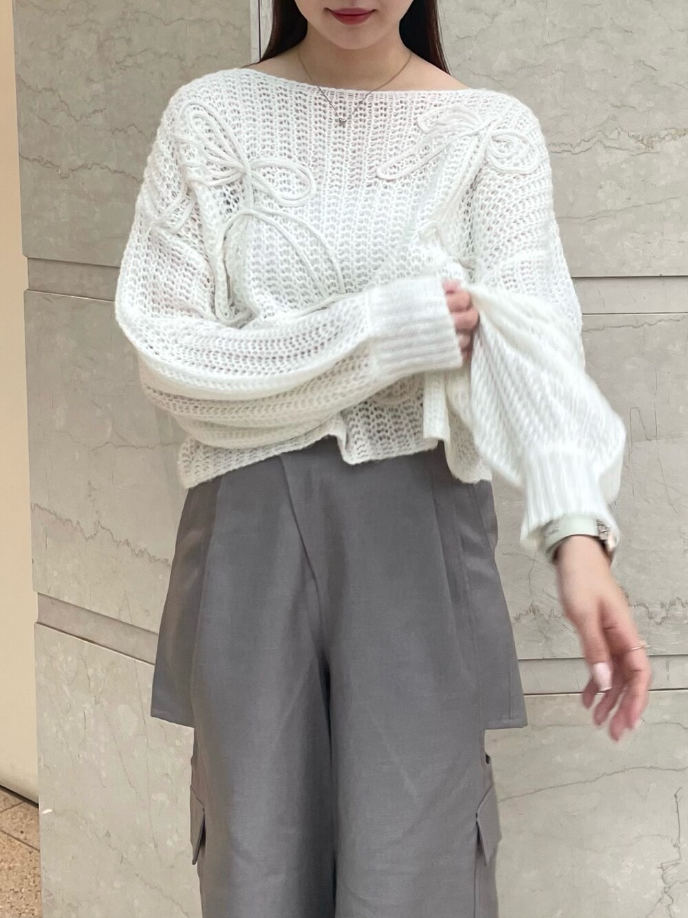 ホワイト系のニット/セーター、グレー系のカーゴパンツ、ベージュ系のパンプスを着用したレディースの秋コーディネートの3枚目の写真