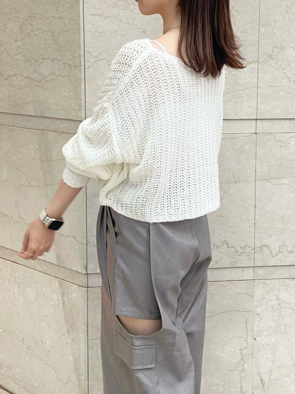 ホワイト系のニット/セーター、グレー系のカーゴパンツ、ベージュ系のパンプスを着用したレディースの秋コーディネートの5枚目の写真