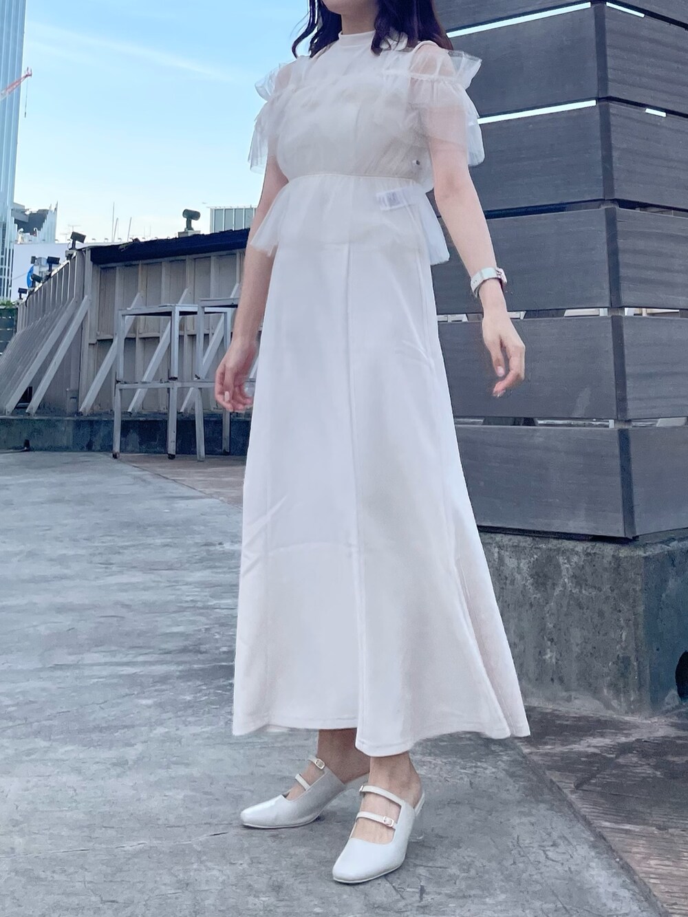 ホワイト系のワンピース、ホワイト系のパンプスを着用したレディースの夏コーディネートの2枚目の写真