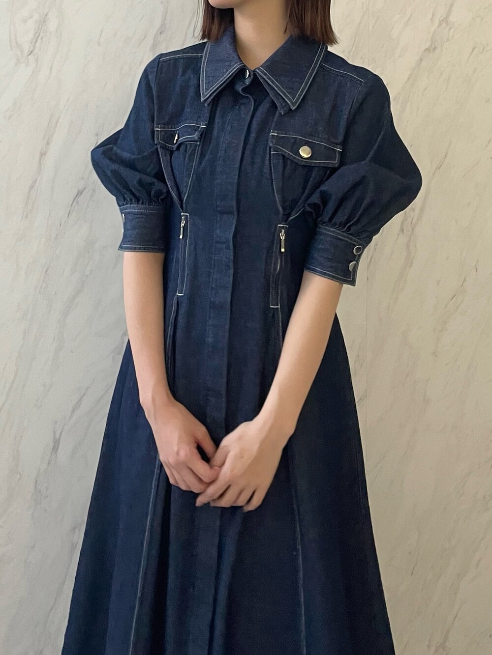 ブルー系のワンピースを着用したレディースの冬コーディネートの3枚目の写真