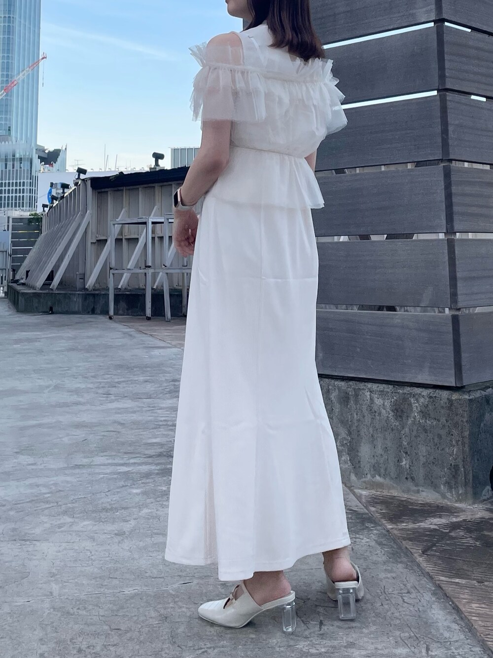 ホワイト系のワンピース、ホワイト系のパンプスを着用したレディースの夏コーディネートの4枚目の写真