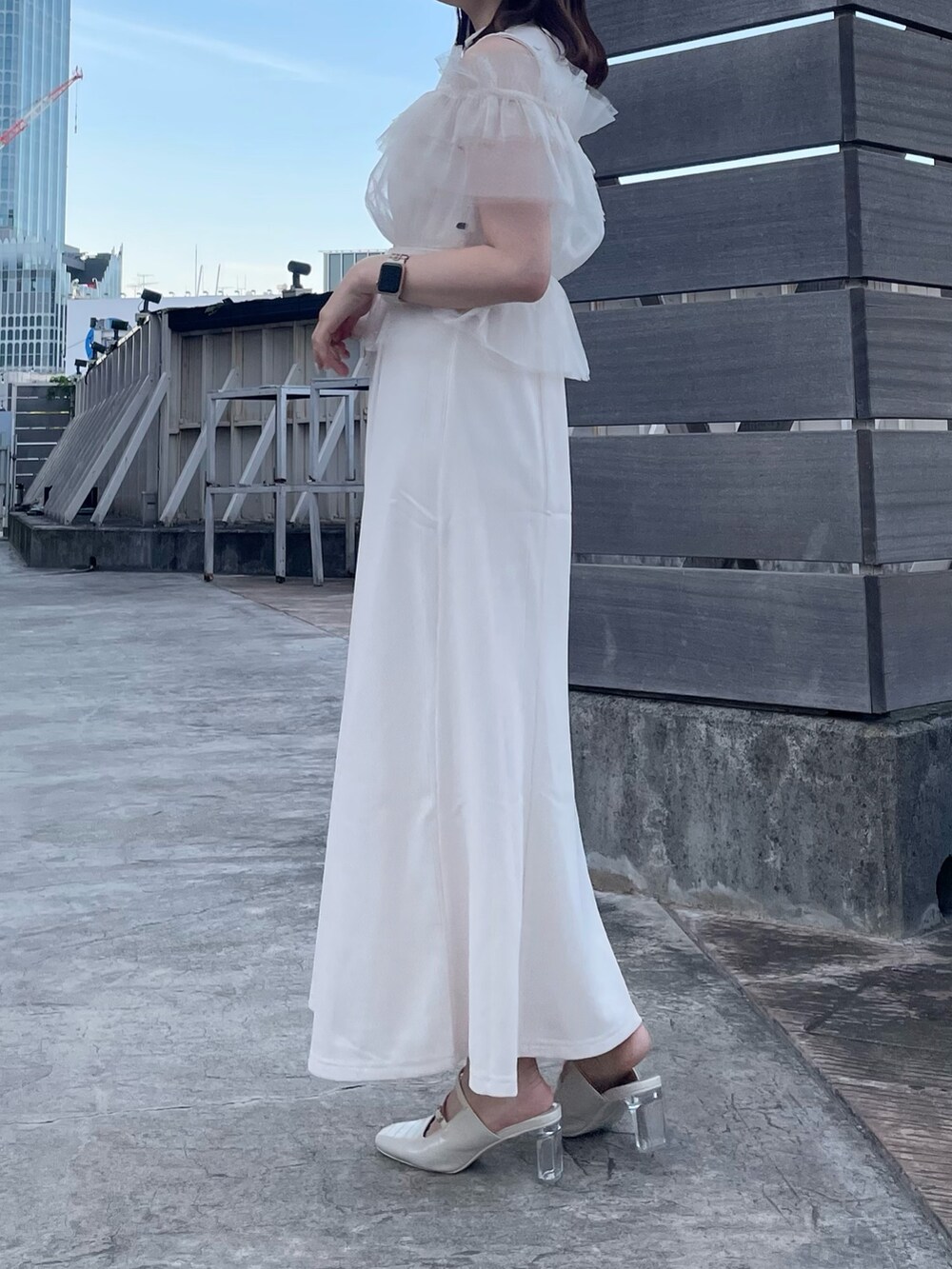 ホワイト系のワンピース、ホワイト系のパンプスを着用したレディースの夏コーディネートの3枚目の写真