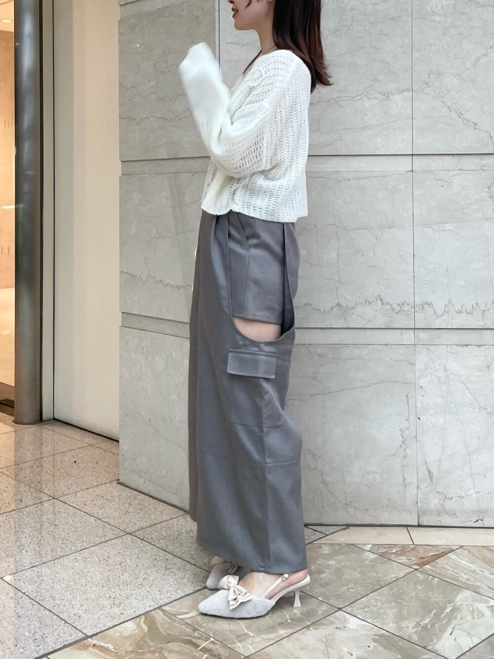 ホワイト系のニット/セーター、グレー系のカーゴパンツ、ベージュ系のパンプスを着用したレディースの秋コーディネートの2枚目の写真