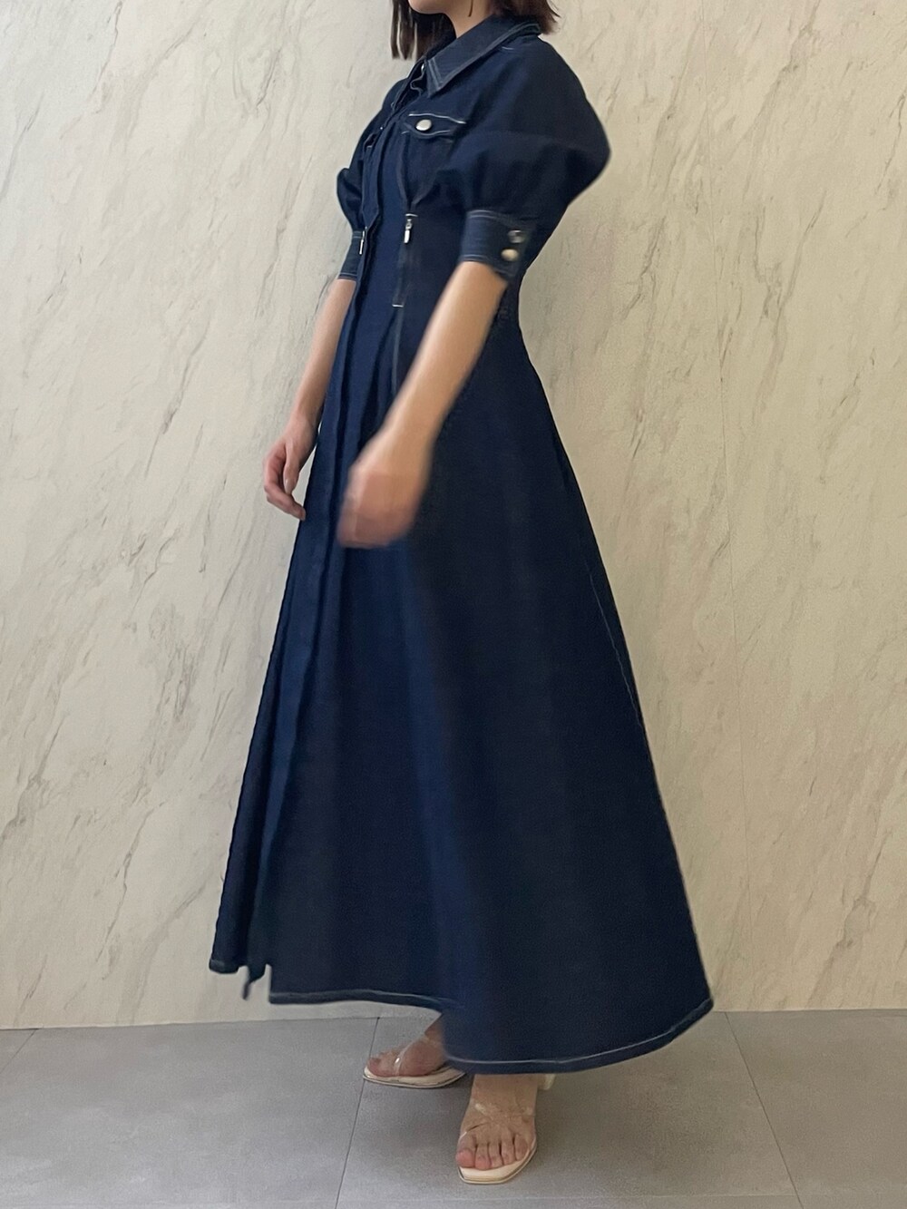 ブルー系のワンピースを着用したレディースの冬コーディネートの2枚目の写真