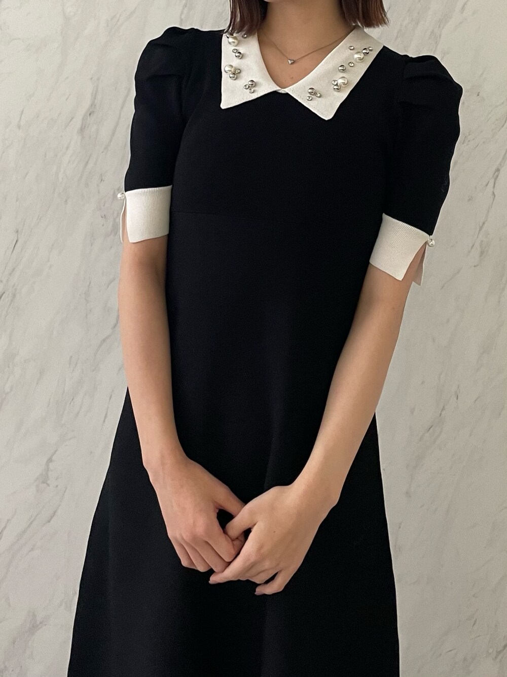 ブラック系のワンピースを着用したレディースの冬コーディネートの4枚目の写真