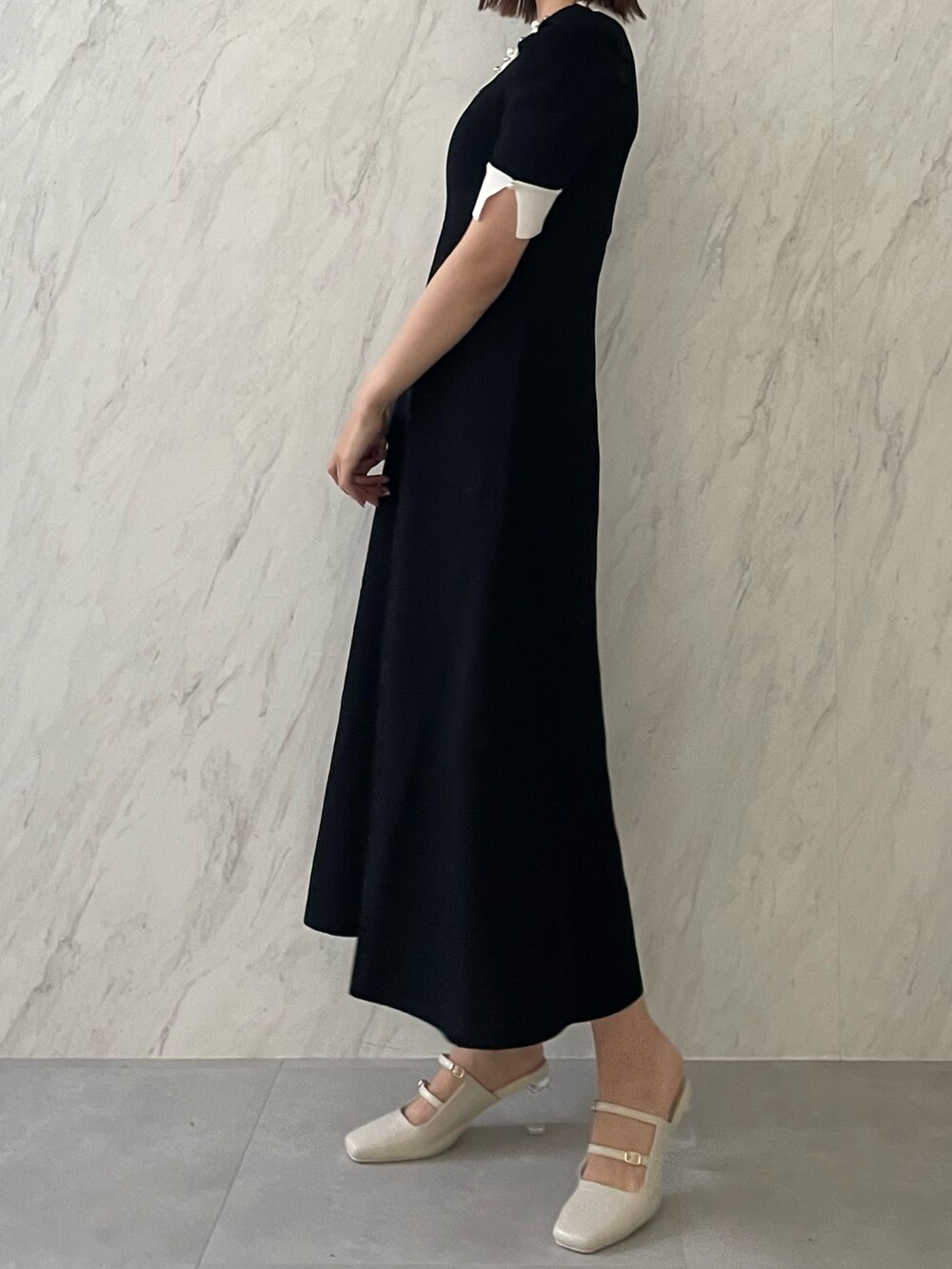 ブラック系のワンピースを着用したレディースの冬コーディネートの3枚目の写真