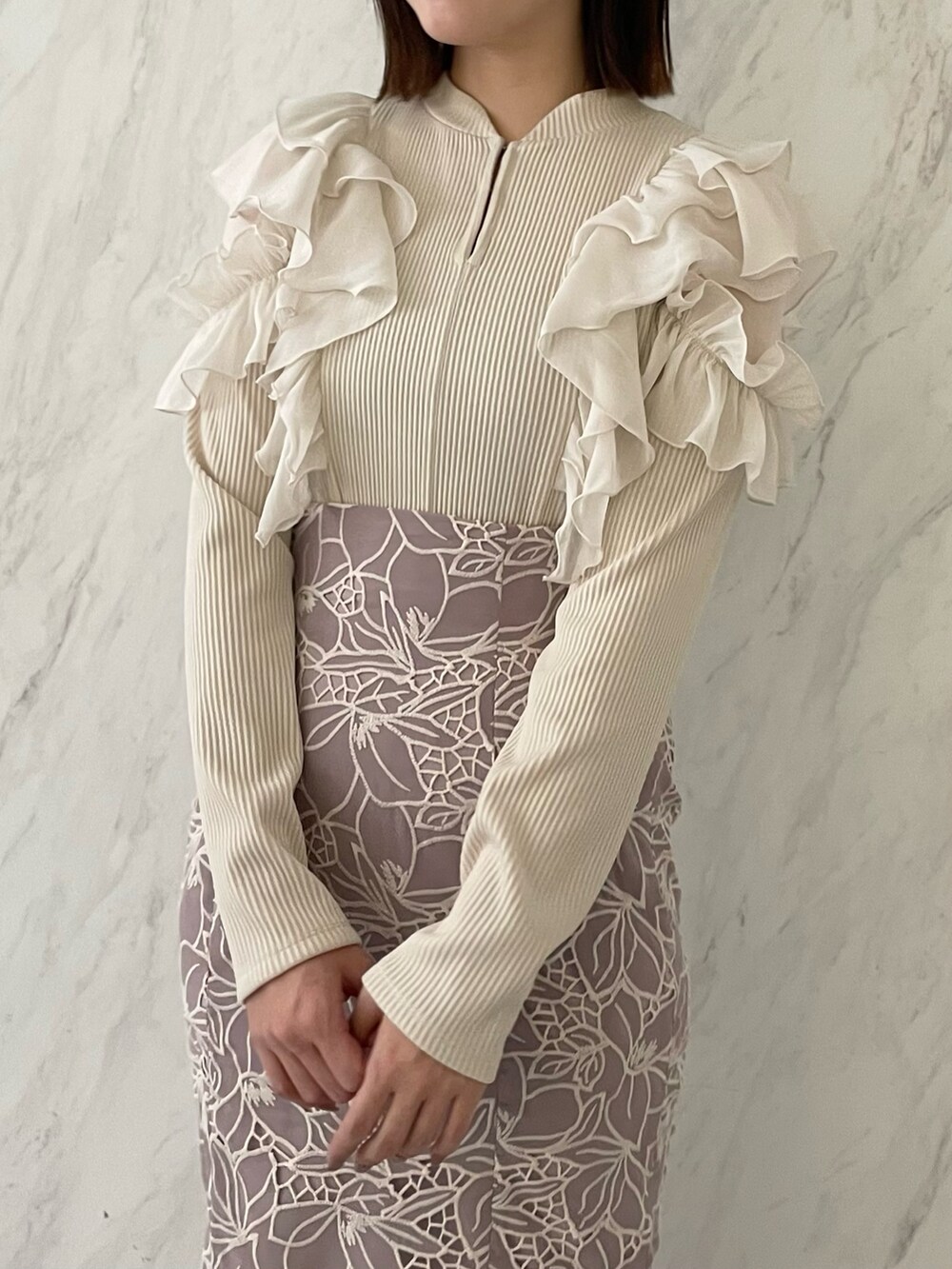 ベージュ系のTシャツ/カットソー、パープル系のスカートを着用したレディースの冬コーディネートの3枚目の写真