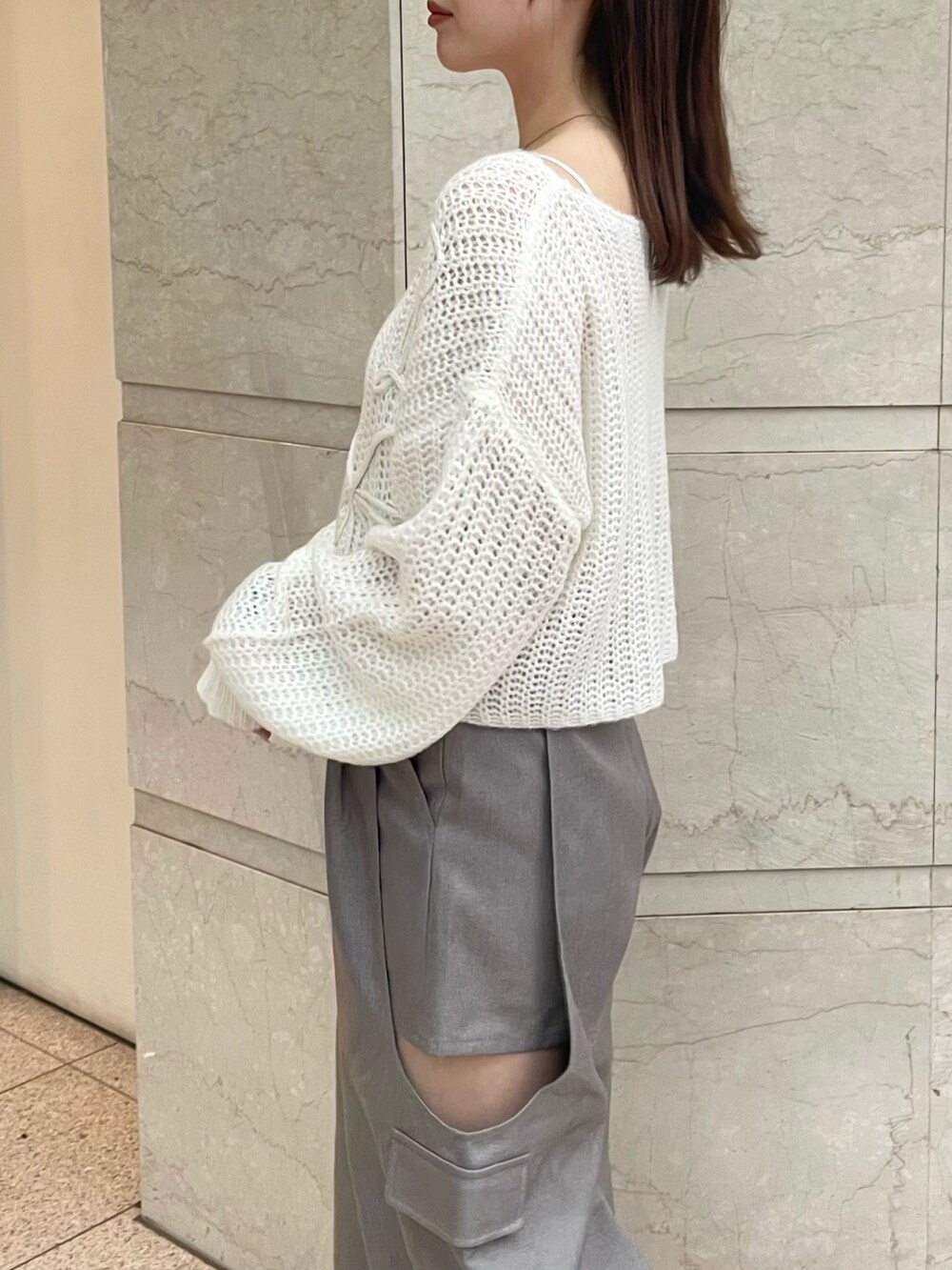 ホワイト系のニット/セーター、グレー系のカーゴパンツ、ベージュ系のパンプスを着用したレディースの秋コーディネートの4枚目の写真