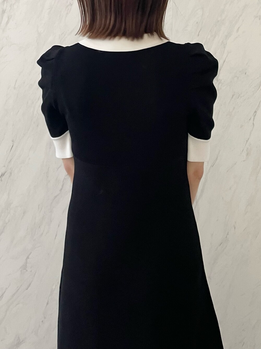 ブラック系のワンピースを着用したレディースの冬コーディネートの5枚目の写真