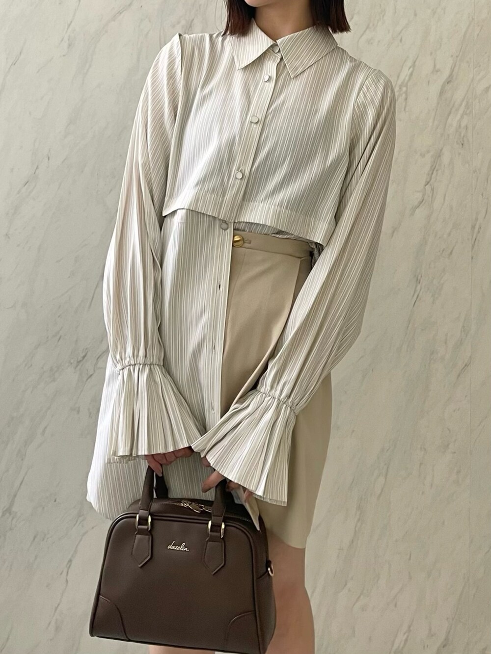 イエロー系のワンピース、ベージュ系のブーツを着用したレディースの冬コーディネートの4枚目の写真