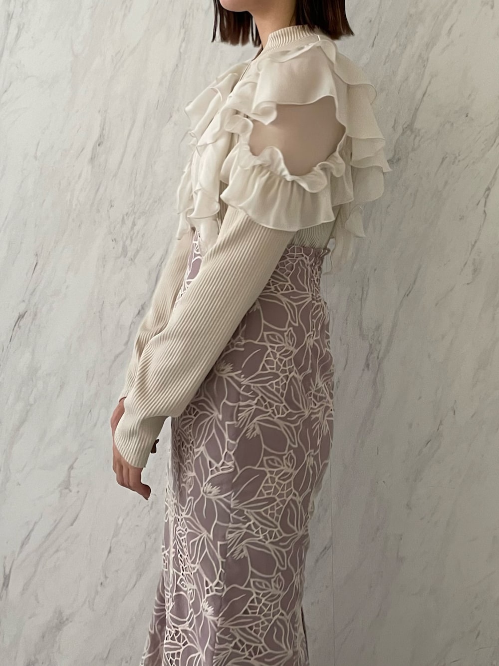 ベージュ系のTシャツ/カットソー、パープル系のスカートを着用したレディースの冬コーディネートの4枚目の写真