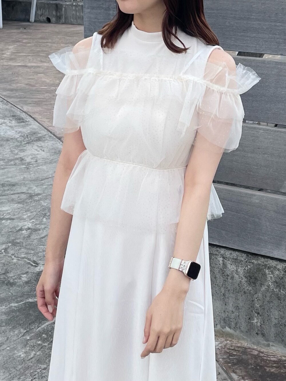 ホワイト系のワンピース、ホワイト系のパンプスを着用したレディースの夏コーディネートの5枚目の写真