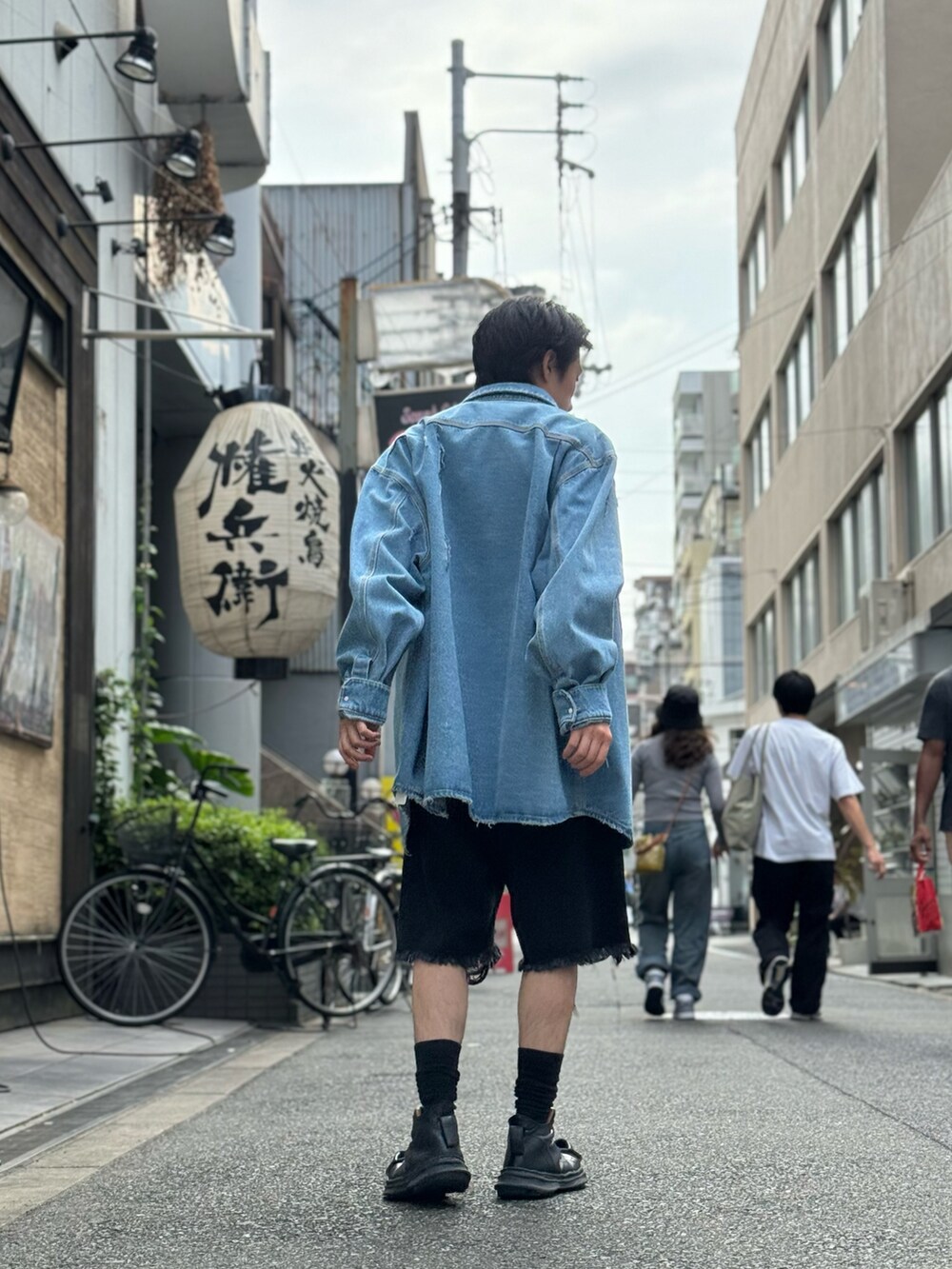 「夏コーデ、メンズコーデ、おしゃれさんと繋がりたい、LHP、LHP大阪、LHPOSAKA、Danke schon、デニム、whiteland」｜「WHITELANDのアイテム（デニムジャケット、ブルー系）」を使った、Ryunosuke Ikedaさん（メンズ・173cm）の春コーディネートの3枚目の写真