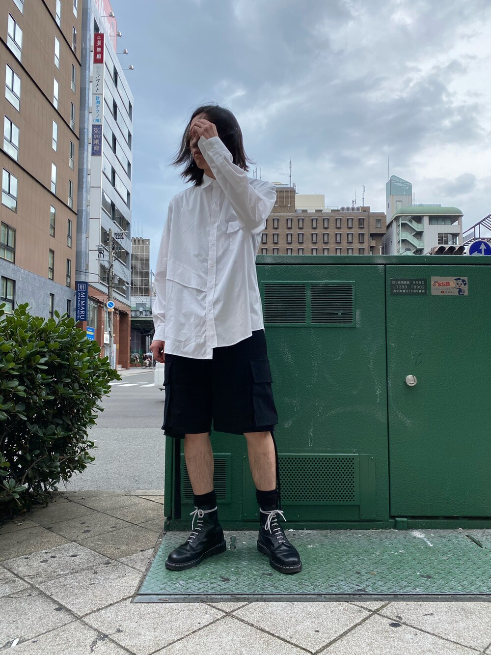 「夏コーデ、メンズファッション、シンプル、シンプルスタイル、ダンケシェーン、モノトーン、Danke schon、サルバム、sulvam、Dr.Martens、LHP大阪、LHP」｜「DANKE SCHONのDankeschon/ダンケシェーン/リメイクカーゴショーツ（カーゴパンツ、ブラック系）」を使った、Ryunosuke Ikedaさん（メンズ・173cm）の夏コーディネートの2枚目の写真