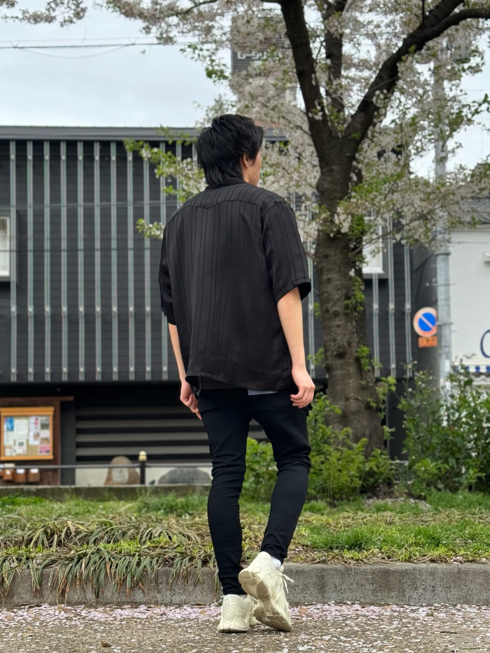 ブラック系のその他パンツを着用したメンズの春コーディネートの3枚目の写真