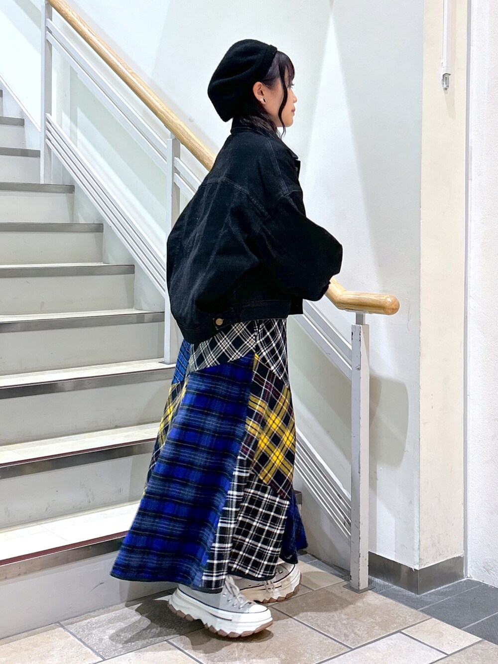 「秋服まるっと大公開、ミルクフェド、ミルクフェド(MILKFED.)、MILKFED.、converse、チェックスカート、デニムジャケット、フレアスカート、トレーナー、スウェット、低身長、秋服、秋カラー、お洒落さんとつながりたい、秋のコーデ」｜「MILKFED.のPLAID PATCHWORK SKIRT（スカート、ブラック系）」を使った、レイナさん（レディース・154cm）の秋コーディネートの3枚目の写真