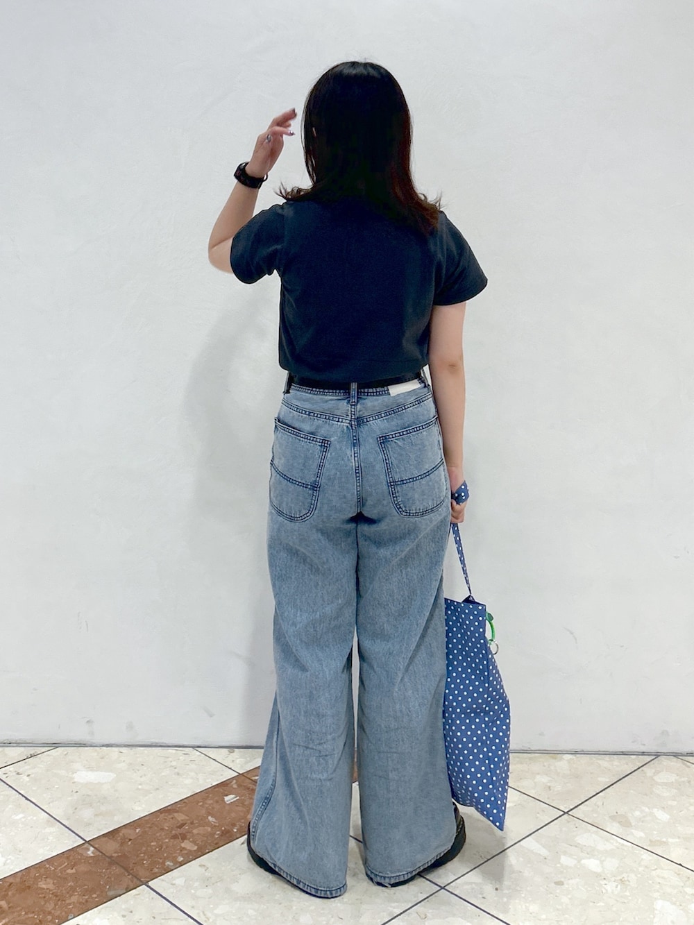 「ミルクフェド、ミルクフェド(MILKFED.)、MILKFED.、Tシャツ、デニムパンツ、ワイドデニム、トートバッグ、オレンジ、ストリート、初夏コーデ、着回しコーデ、カジュアル、Tシャツコーデ、ootd、大人カジュアル」｜「MILKFED.のELLIPSE LOGO NECKLACE（ネックレス、ピンク系）」を使った、レイナさん（レディース・154cm）の春コーディネートの3枚目の写真