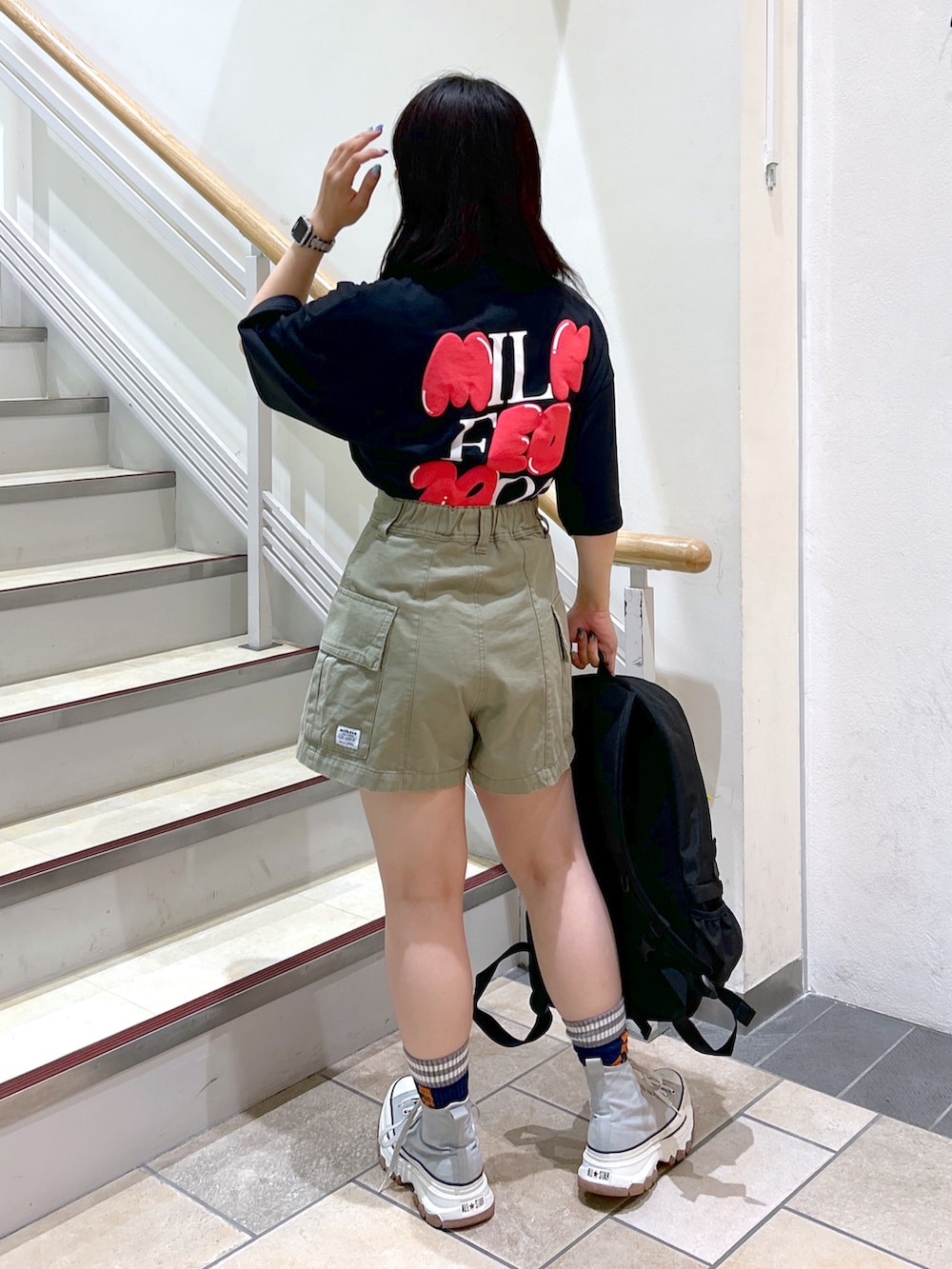 「WEARyouthコーデ、夏コーデ、初夏コーデ、ZOZOセール2023夏、今日のコーデ、ootd、MILKFED.、ミルクフェド、ミルクフェド(MILKFED.)、Tシャツ、ロゴT、ショートパンツ、バックパック、リュック、おしゃれさんと繋がりたい」｜「MILKFED.のFLUFFY LOGO TOP（Tシャツ/カットソー、ブラック系）」を使った、レイナさん（レディース・154cm）の夏コーディネートの2枚目の写真