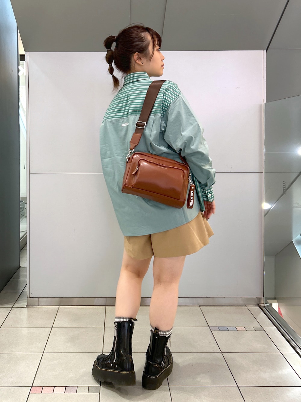 「大人カジュアル、大人女子、今日のコーデ、ミルクフェド(MILKFED.)、ミルクフェド、MILKFED.、milkfed._ootd、シャツスタイル、シャツコーデ、ストライプシャツ、骨格ウェーブ、雨の日コーデ、春夏コーデ」｜「MILKFED.のPANELED STRIPE SHIRT（シャツ/ブラウス、グリーン系）」を使った、レイナさん（レディース・154cm）の春コーディネートの2枚目の写真