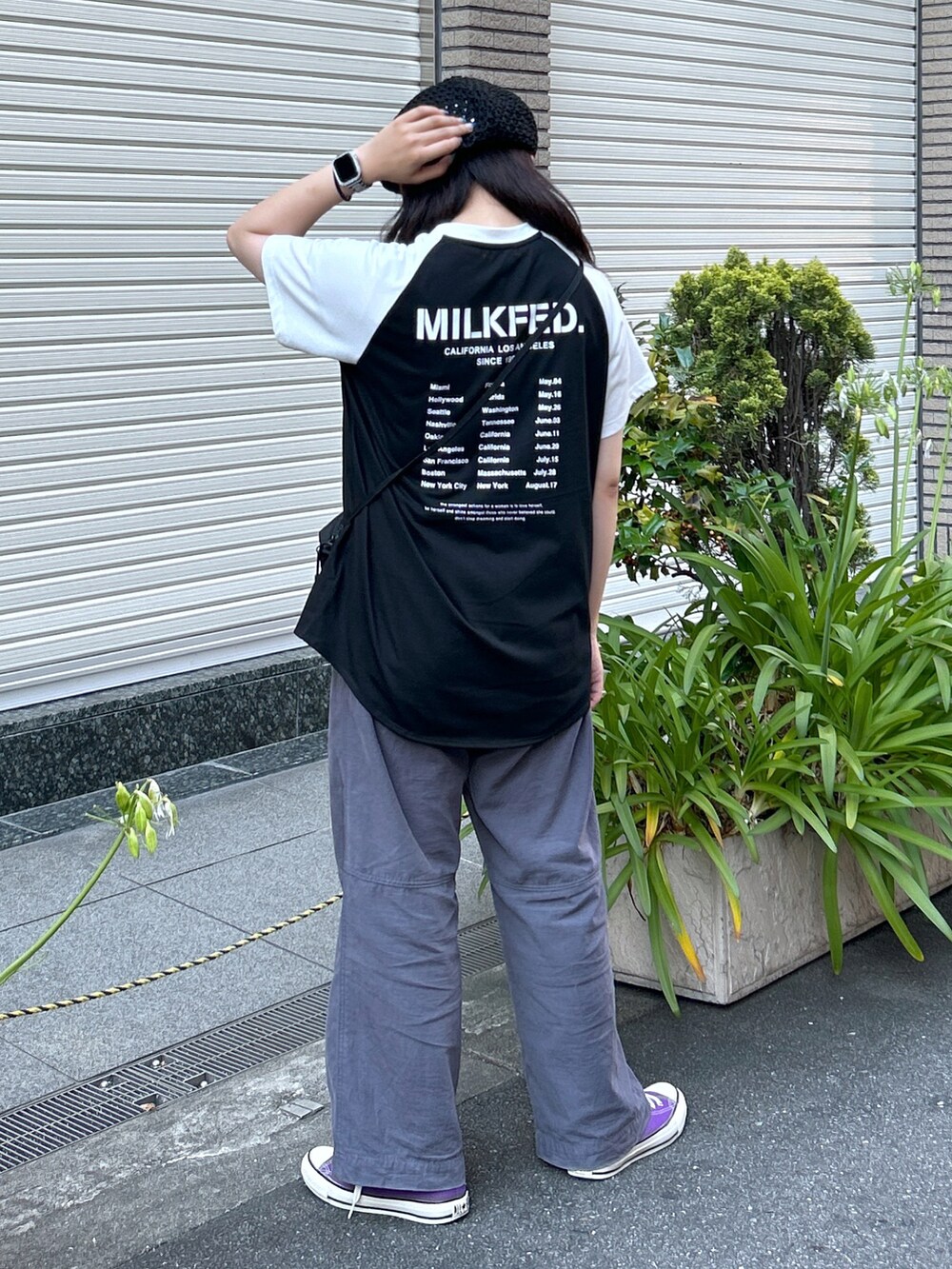 「MILKFED.、ミルクフェド、ミルクフェド(MILKFED.)、ストリートコーデ、メンズライク、ラグランTシャツ、ZOZOセール2023夏、おしゃれさんと繋がりたい、converse、コンバース、今日のコーデ、骨格ウェーブ、Tシャツコーデ、ootd、大人カジュアル」｜「MILKFED.のROUND HEM RAGLAN S/S TOP（Tシャツ/カットソー、ブラック系）」を使った、レイナさん（レディース・154cm）の夏コーディネートの2枚目の写真