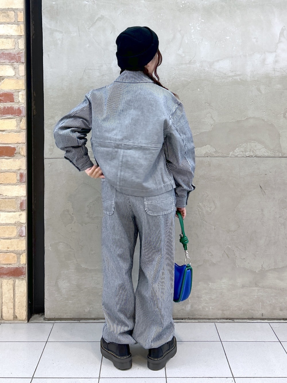 「ミルクフェド、ミルクフェド(MILKFED.)、MILKFED.、ヒッコリー、ヒッコリーパンツ、オーバーオール、サロペット、セットアップ、ニット帽、ストライプ、ショルダーバッグ、冬を彩る色いろコーデ、メンズライク、骨格ウェーブ、ワークジャケット」｜「Dr. MartensのDr.Martens Adrian Snaffle Loffer / ドクターマーチン エイドリアン スナッフル ローファー（ローファー、ブラック系）」を使った、レイナさん（レディース・154cm）の冬コーディネートの2枚目の写真