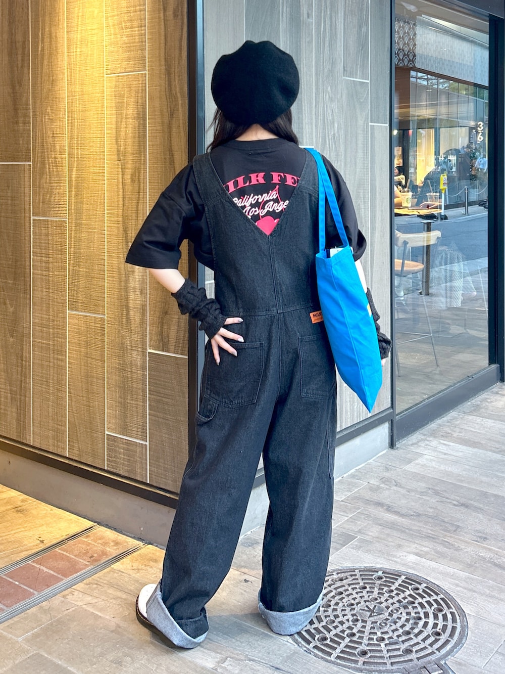 「ミルクフェド、ミルクフェド(MILKFED.)、MILKFED.、デニムオーバーオール、サロペット、ブラックコーデ、ブラック、トートバッグ、ベレー帽、Dr.Martens、アームウォーマー、秋先取りコーデ、ootd、骨格ウェーブ、ビッグシルエット」｜「MILKFED.のDENIM OVERALLS（サロペット/オーバーオール、ブラック系）」を使った、レイナさん（レディース・154cm）の秋コーディネートの2枚目の写真
