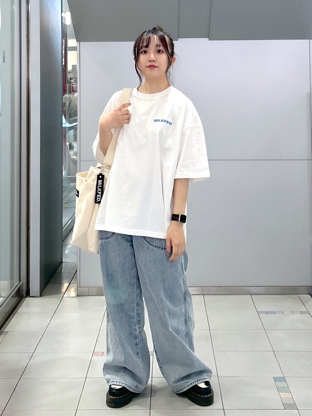 「ミルクフェド、MILKFED.、ミルクフェド(MILKFED.)、Tシャツ、デニムパンツ、ワイドデニム、ショルダーバッグ、キャンバスバッグ、白Tシャツ、グラフィックＴ、フラワープリント、春夏コーデ、お出かけコーデ、シンプルコーデ、今日のコーデ」｜「MILKFED.のBAR AND UNDER LOGO BIG CANVAS BAG / ロゴ キャンバストートバッグ /A4収納（トートバッグ、ホワイト系）」を使った、レイナさん（レディース・154cm）の春コーディネートの2枚目の写真