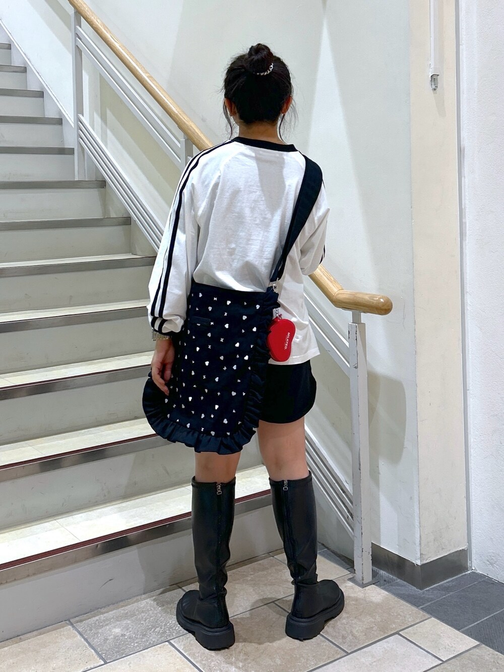 「ミルクフェド、ミルクフェド(MILKFED.)、MILKFED.、ロンT、ショルダーバッグ、フリルバッグ、ショートパンツ、スウェットパンツ、カットソー、カジュアルコーデ、シンプルコーデ、おでかけコーデ、24SS春の新作」｜「MILKFED.のHEART EMBROIDERY CANVAS BAG（ショルダーバッグ、ブラック系）」を使った、レイナさん（レディース・154cm）の冬コーディネートの2枚目の写真