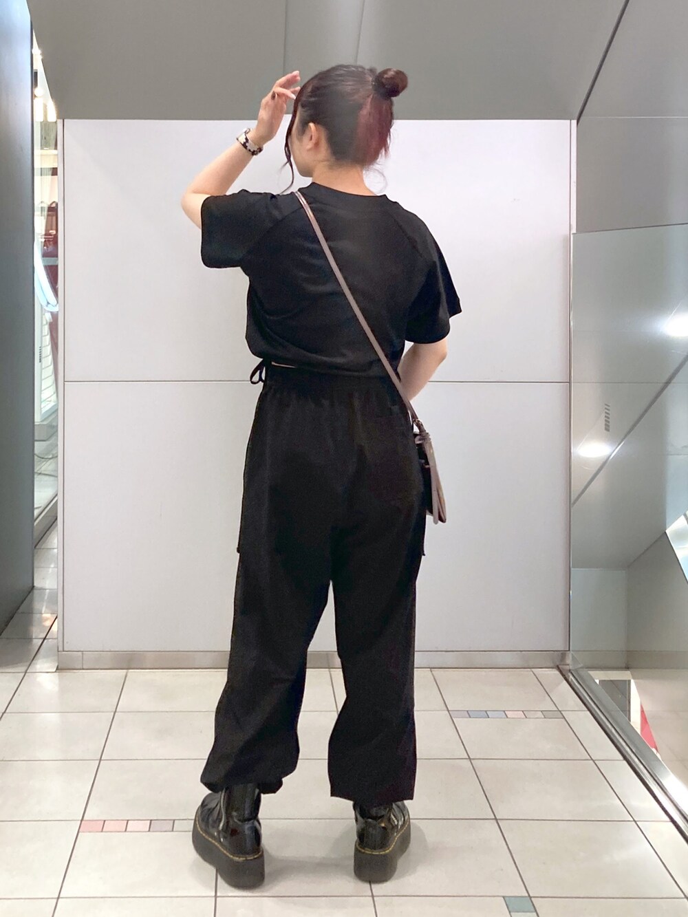 「WEARyouthコーデ、初夏コーデ、骨格ウェーブ、MILKFED.、milkfed._ootd、ミルクフェド、ミルクフェド(MILKFED.)、低身長、ドロップショルダー、シンフルコーデ、ブラックコーデ、スポーツミックス、y2k」｜「MILKFED.のDRAWSTRING RAGLAN TOP（Tシャツ/カットソー、ブラック系）」を使った、レイナさん（レディース・154cm）の春コーディネートの2枚目の写真