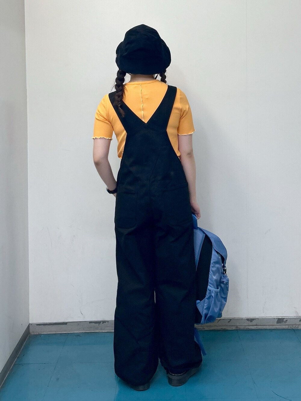 「ミルクフェド、ミルクフェド(MILKFED.)、MILKFED.、オーバーオール、サロペット、バックパック、リュック、耳付き帽子、似合うラボに行こう、オレンジ、ストリート、春コーデ、今日のコーデ、春服みてみて、カラーコーデ」｜「MILKFED.のLETTUCE EDGE S/S TOP（Tシャツ/カットソー、オレンジ系）」を使った、レイナさん（レディース・154cm）の冬コーディネートの3枚目の写真