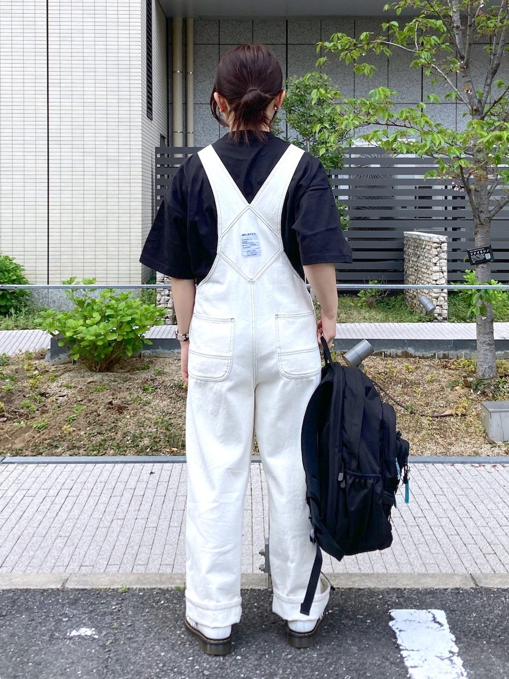「WEARyouthコーデ、初夏コーデ、ミルクフェド、ミルクフェド(MILKFED.)、MILKFED.、milkfed._ootd、オーバーオール、サロペット、Tシャツ、グリッター、バックパック、リュック、休日スタイル、骨格ウェーブ」｜「MILKFED.のDENIM OVERALLS（サロペット/オーバーオール、ホワイト系）」を使った、レイナさん（レディース・154cm）の春コーディネートの2枚目の写真
