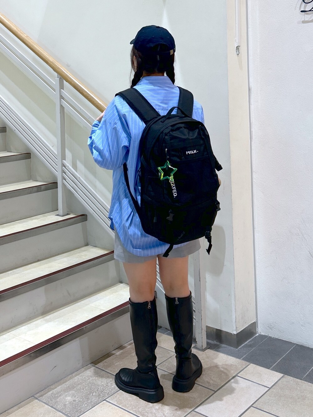 「ミルクフェド、ミルクフェド(MILKFED.)、MILKFED.、シャツスタイル、メンズライク、キャップ、リュック、バックパック、ショートパンツ、ストリート、きれいめカジュアル、大人かわいい、春服みてみて、カラーシャツ、お出かけコーデ」｜「MILKFED.のSTRIPED ZIP UP SHIRT（シャツ/ブラウス、ブルー系）」を使った、レイナさん（レディース・154cm）の春コーディネートの2枚目の写真
