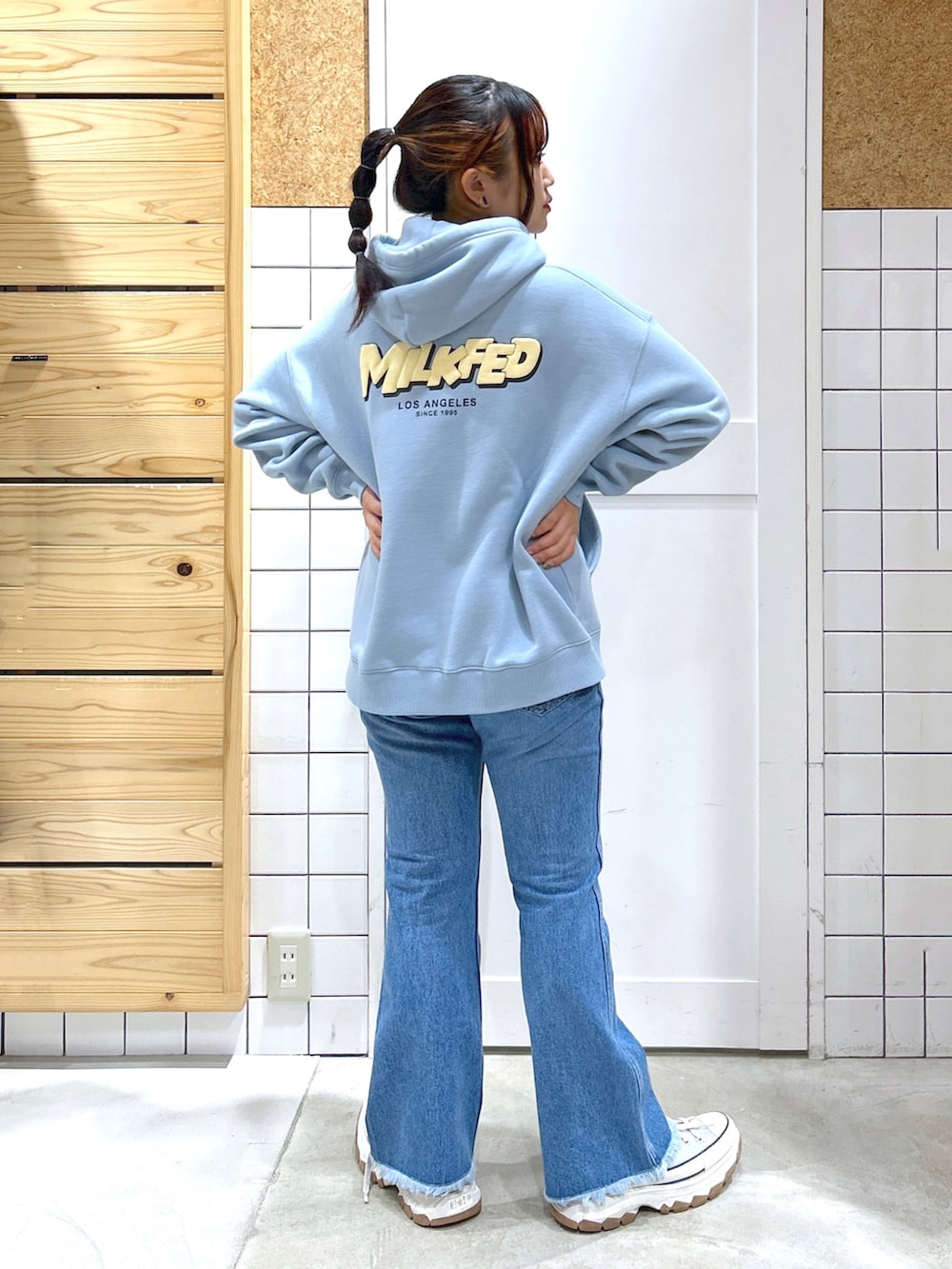 「アツいコーデ全部見せ、秋服準備はじめました、おでかけコーデ、フレアデニム、フーディー、パーカー、シンプルコーデ、ライトブルー、お洒落さんとつながりたい、裏起毛、カラーコーデ、ミルクフェド、ミルクフェド(MILKFED.)、MILKFED.、ブルー」｜「MILKFED.のMOVEMENT LOGO SWEAT HOODIE（パーカー、ブルー系）」を使った、レイナさん（レディース・154cm）の夏コーディネートの3枚目の写真