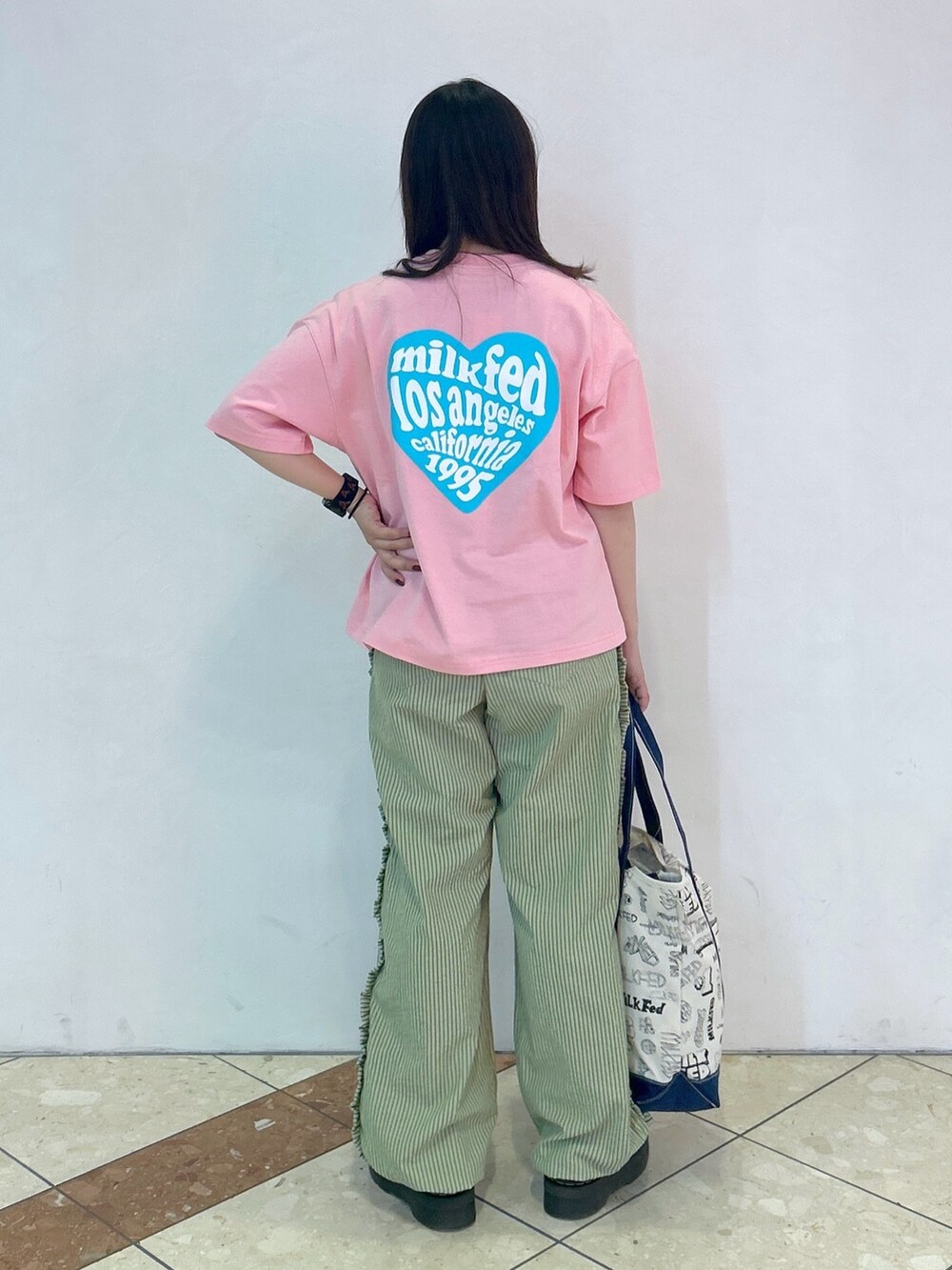 「ミルクフェド、ミルクフェド(MILKFED.)、MILKFED.、ワイドパンツ、トートバッグ、ショルダーバッグ、Tシャツ、ストライプ、ピンク、ライトグリーン、春コーデ、シンプルコーデ、着回しコーデ」｜「MILKFED.のHEART LOGO WIDE S/S TEE（Tシャツ/カットソー、ピンク系）」を使った、レイナさん（レディース・154cm）の春コーディネートの2枚目の写真