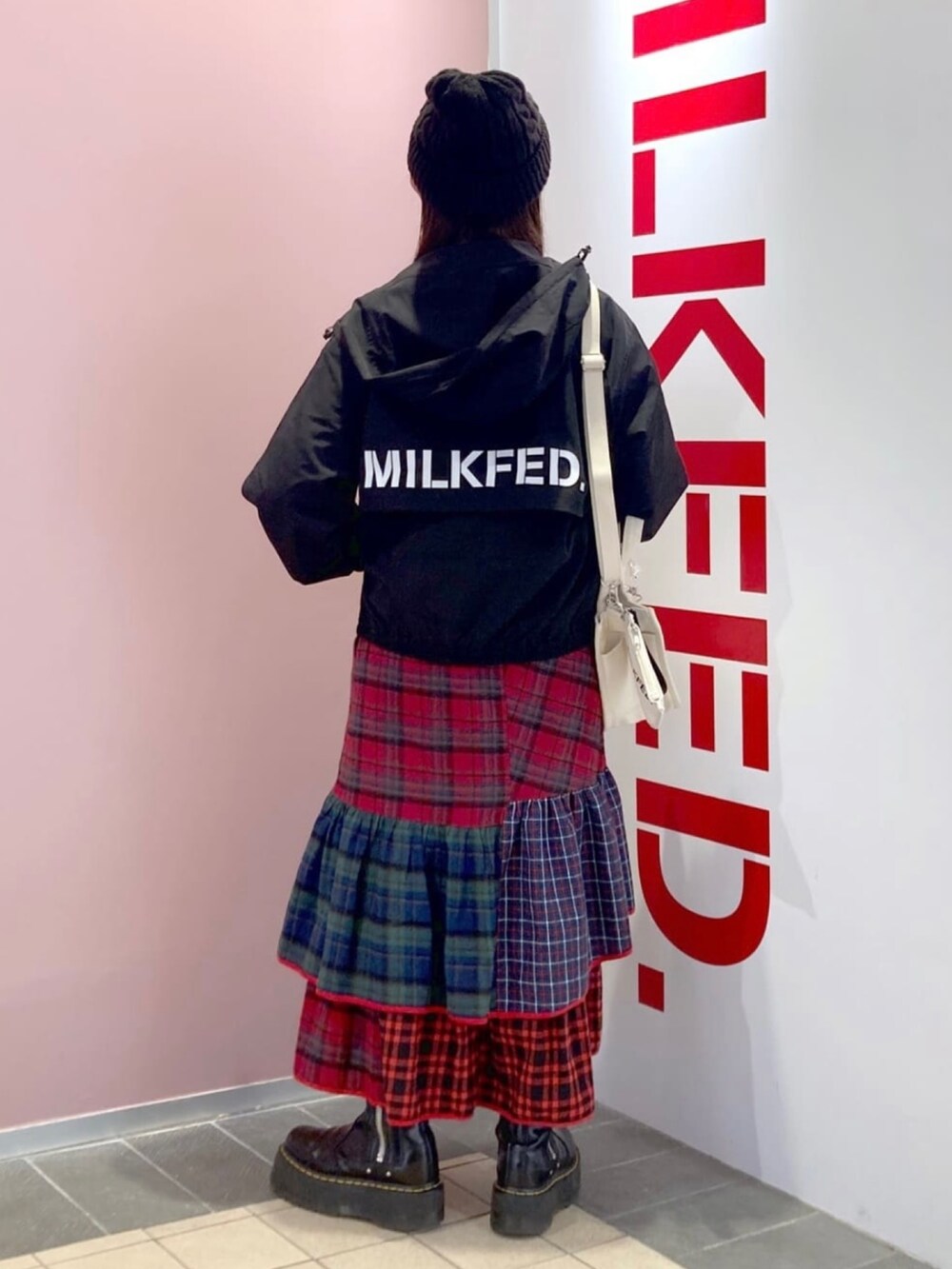 「ファッションを楽しもう、WEARyouthコーデ、ミルクフェド、ミルクフェド(MILKFED.)、MILKFED.、ティアードスカート、チェックスカート、マウンテンパーカー、ブルゾン、大人カジュアル、ストリート、お出かけコーデ」｜「MILKFED.のBACK LOGO BLOUSON（マウンテンパーカー、レッド系）」を使った、レイナさん（レディース・154cm）の秋コーディネートの2枚目の写真