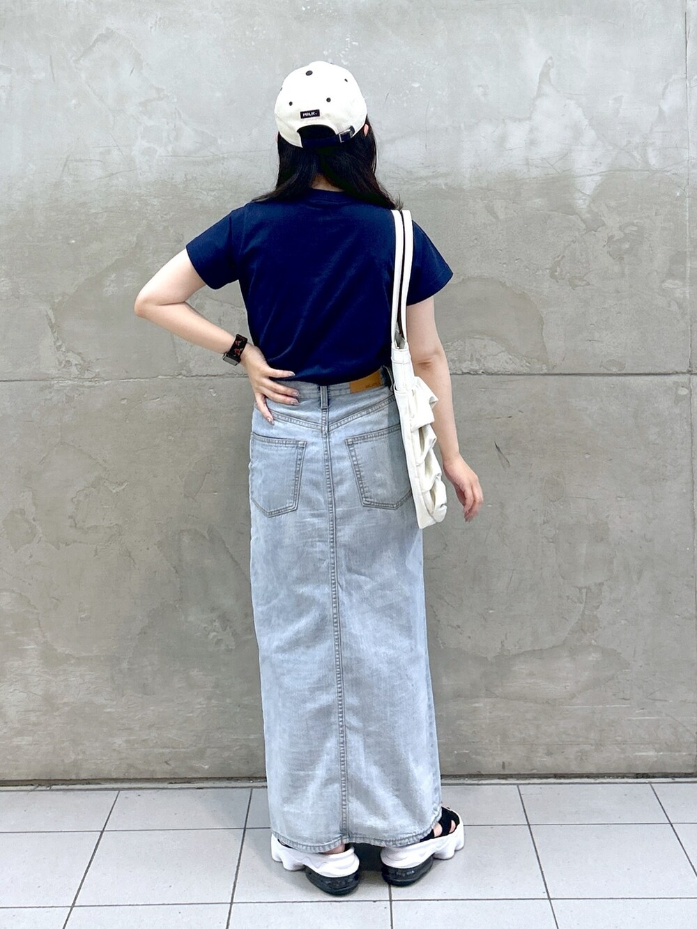 「ミルクフェド、ミルクフェド(MILKFED.)、MILKFED.、デートコーデ、デニムスカート、NEW ERA、キャップ女子、チビT、フリルバッグ、夏コーデ、夏だ！Tシャツ着よう！、シンプルスタイル、大人コーデ、オトナカジュアル、カラーコーデ」｜「MILKFED.のCOOPER LOGO COMPACT S/S TEE（Tシャツ/カットソー、ブルー系）」を使った、レイナさん（レディース・154cm）の夏コーディネートの3枚目の写真