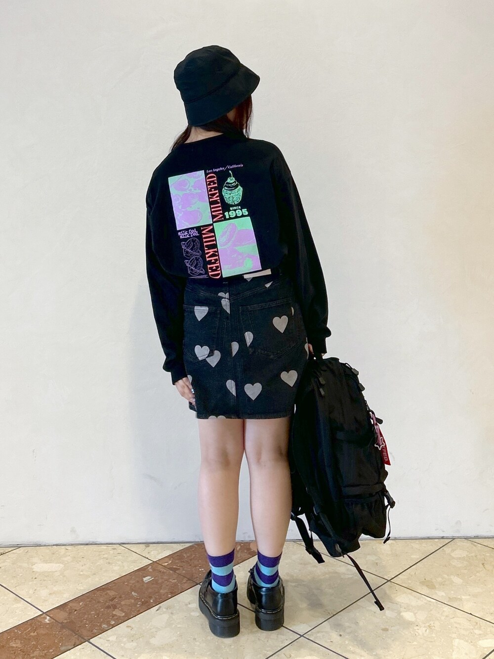 「ミルクフェド、ミルクフェド(MILKFED.)、MILKFED.、カーディガン、エルボーパッチ、バケットハット、ミニスカート、デニムスカート、バックパック、リュック、aqostudiospace、ハート、今日のコーデ、着回しコーデ、ブラックコーデ」｜「MILKFED.のSWEETS L/S TEE（Tシャツ/カットソー、ブラック系）」を使った、レイナさん（レディース・154cm）の春コーディネートの2枚目の写真