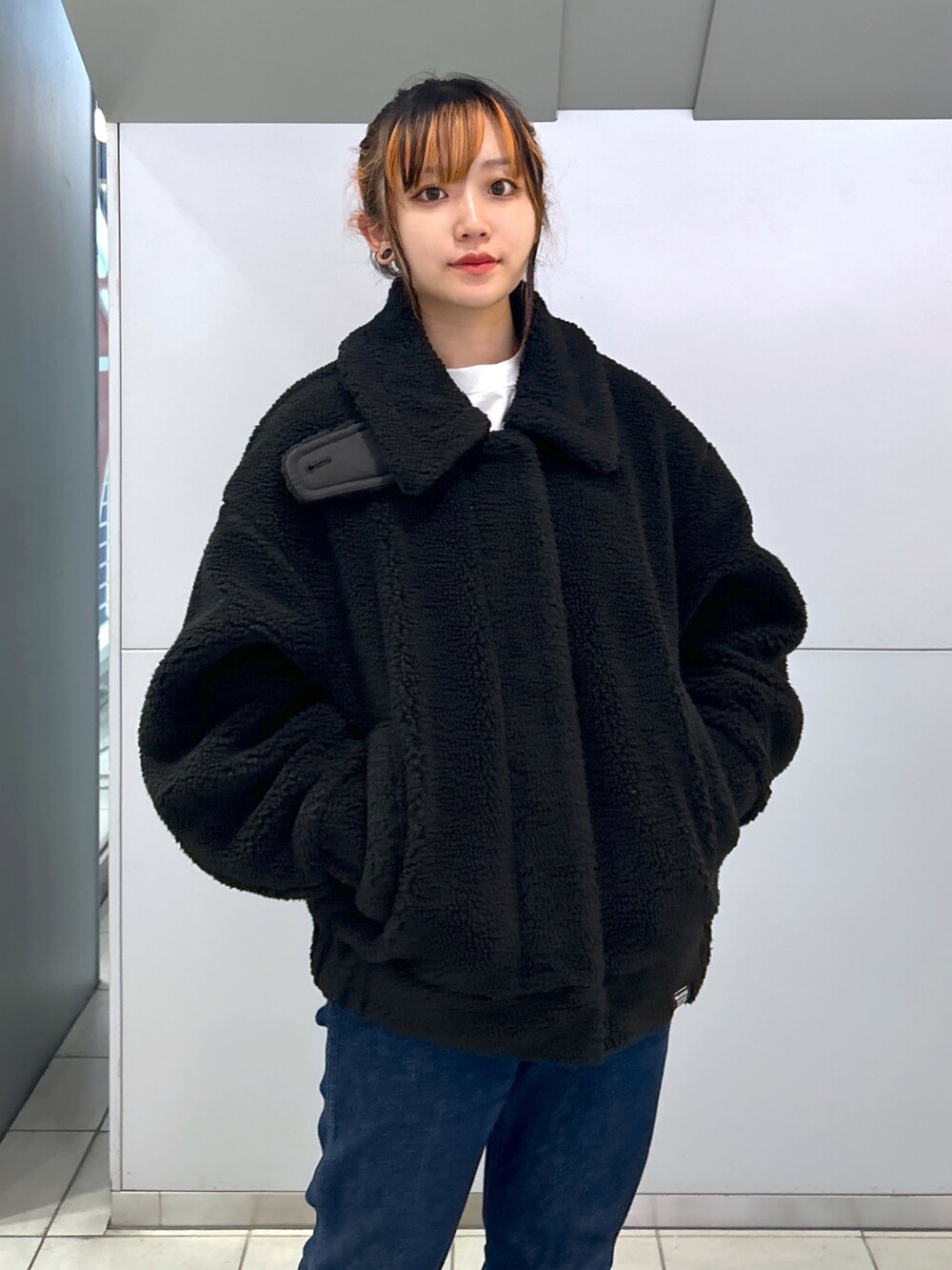 「大人カジュアル、ミルクフェド、ミルクフェド(MILKFED.)、MILKFED.、フレアデニム、ボアジャケット、ボアブルゾン、フレアパンツ、秋先取りコーデ、おしゃれさんと繋がりたい、オトナカワイイ、シンプルスタイル、シンプルコーデ、キレイめカジュアル、ブラックコーデ」｜「MILKFED.のLOGO COLLAR BOA JACKET（ブルゾン、ブラック系）」を使った、レイナさん（レディース・154cm）の夏コーディネートの3枚目の写真