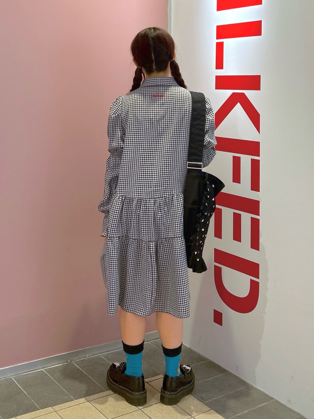 「ミルクフェド、ミルクフェド(MILKFED.)、MILKFED.、ワンピース、ギンガムチェック、キャンバストート、キャンバスバッグ、ハート、ブラックコーデ、デートコーデ、お出かけコーデ、オトナカジュアル、きれいめカジュアル、春コーデ、春服みてみて」｜「MILKFED.のGINGHAM CHECK TIERED DRESS（ワンピース、ブラック系）」を使った、レイナさん（レディース・154cm）の春コーディネートの2枚目の写真
