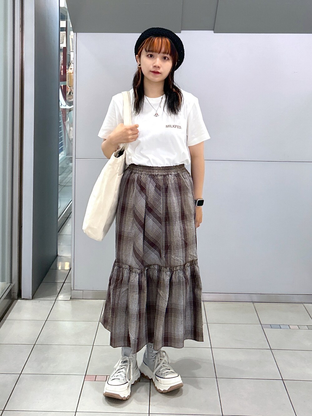 「オトナカジュアル、WEARyouthコーデ、みんなの白Tフェス、夏だ！Tシャツ着よう！、ZOZOセール2023夏、ミルクフェド、ミルクフェド(MILKFED.)、MILKFED.、チェックスカート、キャンバストート、PCバッグ、トートバッグ、おしゃれさんと繋がりたい、低身長女子、骨格ウェーブ」｜「MILKFED.のPC POCKET TOTE（トートバッグ、ホワイト系）」を使った、レイナさん（レディース・154cm）の夏コーディネートの3枚目の写真