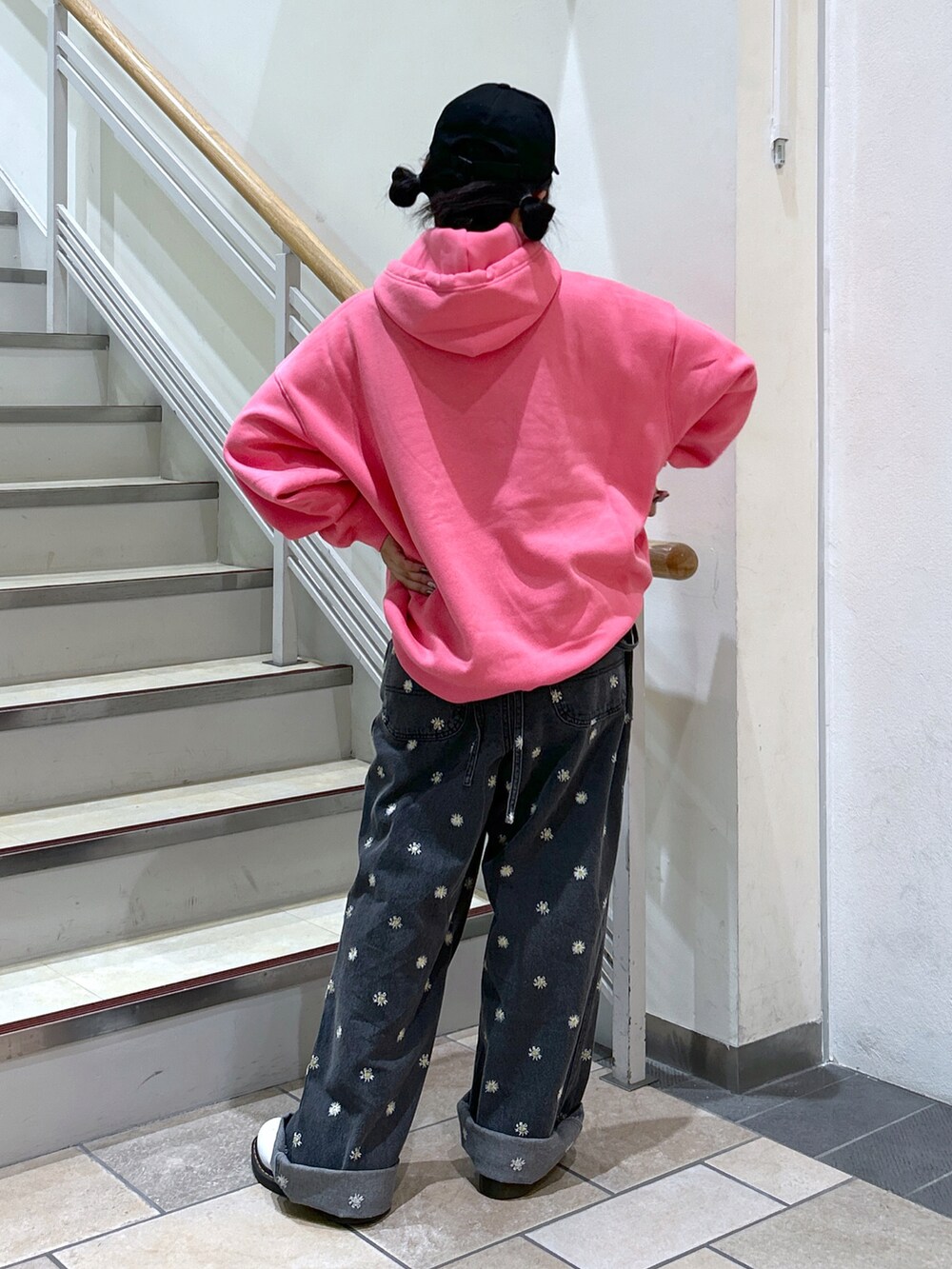 「WEARyouthコーデ、秋服準備はじめました、ミルクフェド、ミルクフェド(MILKFED.)、MILKFED.、パーカー、フーディー、お出かけコーデ、ピンクコーデ、花柄、デイジー柄、サロペット、デニムサロペット、キャップ、キャップ女子」｜「MILKFED.のEMBROIDERED BAR SWEAT HOODIE（パーカー、ピンク系）」を使った、レイナさん（レディース・154cm）の秋コーディネートの2枚目の写真