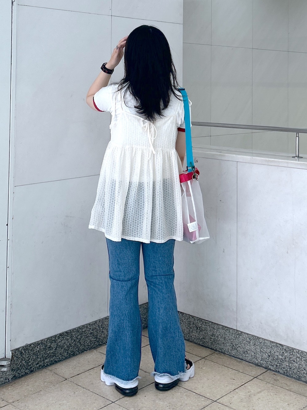 「ミルクフェド、ミルクフェド(MILKFED.)、MILKFED.、夏だ！Tシャツ着よう！、きれいめカジュアル、レイヤードスタイル、リンガーTシャツ、フレアデニム、休日スタイル、お出かけコーデ、低身長コーデ、NIKE AIR MAX、リボン、ootd、メッシュバッグ」｜「MILKFED.のMESH 2WAY BAG（ショルダーバッグ、ホワイト系）」を使った、レイナさん（レディース・154cm）の夏コーディネートの2枚目の写真