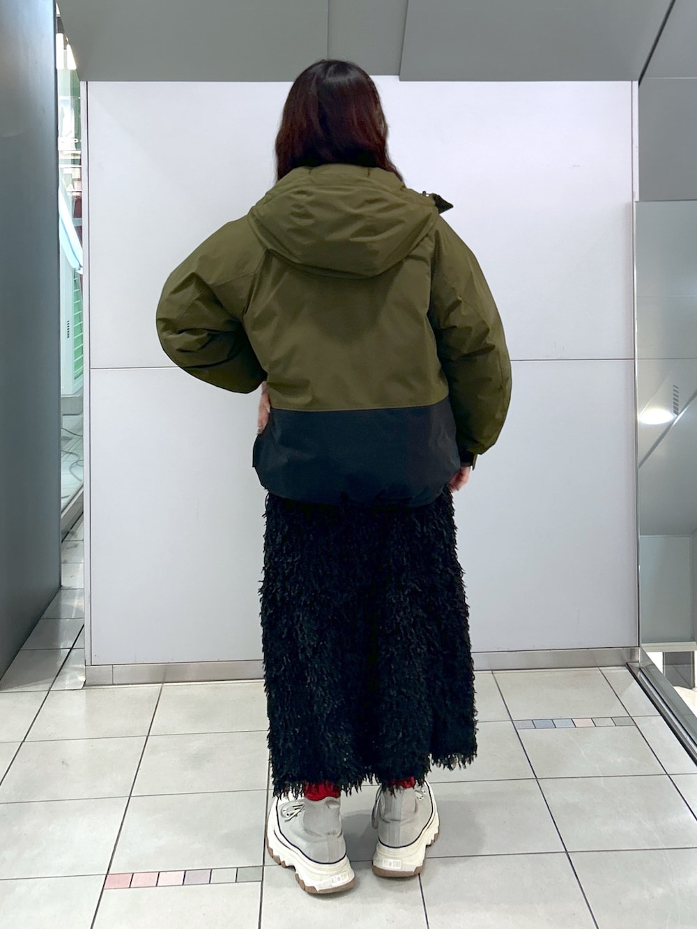 「ミルクフェド、ミルクフェド(MILKFED.)、MILKFED.、冬アウター、冬を彩る色いろコーデ、オトナカジュアル、冬のコーデ、お出かけコーデ、スカートコーデ、個性派、パファージャケット、マウンテンジャケット、ストリート」｜「MILKFED.のFEATHER SKIRT（スカート、ブラック系）」を使った、レイナさん（レディース・154cm）の冬コーディネートの2枚目の写真